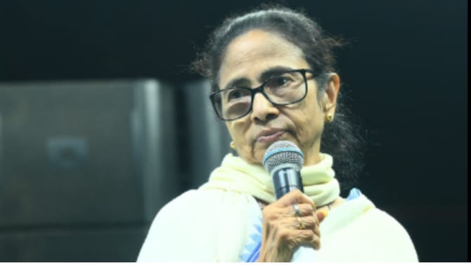 'প্রাক্তন' হয়েও মমতা 'মুখ্যমন্ত্রী'! সোশ্যাল মিডিয়ার বায়োতে লিখলেন...