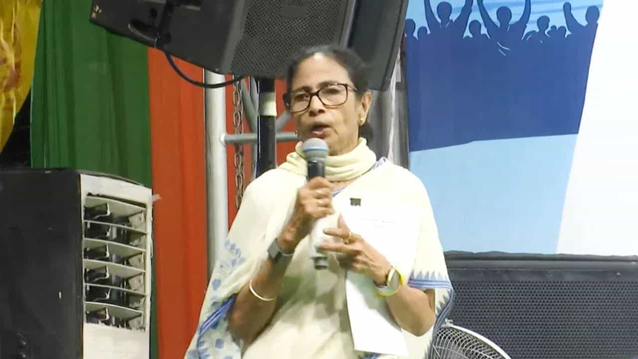 EX CM Mamata Banerjee: আরও বড় কিছু অপেক্ষা করছে? অভিষেকের বাড়িতে নোটিস পর্বেই কলকাতা পুরসভার কাউন্সিলরদের ডেকে পাঠালেন মমতা EX CM Mamata Banerjee: আরও বড় কিছু অপেক্ষা করছে? অভিষেকের বাড়িতে নোটিস পর্বেই কলকাতা পুরসভার কাউন্সিলরদের ডেকে পাঠালেন মমতা
