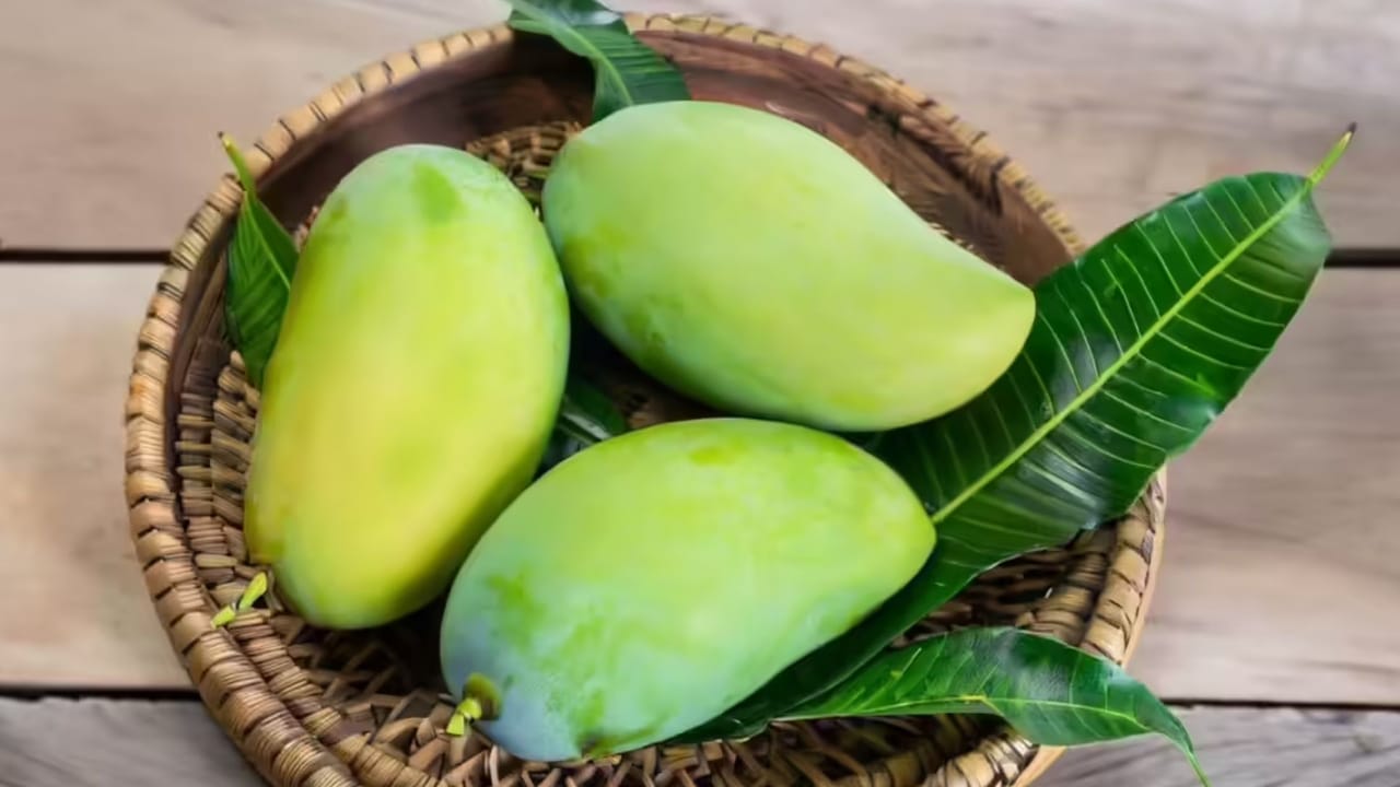 কাঁচা আম ভালো করে ধুয়ে খোসা ছাড়িয়ে ছোট ছোট টুকরো করে নিন। এরপর একটি জিপলক ব্যাগে ভরে ভেতরের হাওয়া বের করে দিয়ে ডিপ ফ্রিজে রেখে দিন। এটি ডাল বা চাটনিতে ব্যবহারের জন্য আদর্শ।