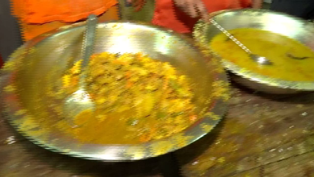 শুধু তাই নয়, সরকারি অফিসে এলাহি খাওয়া-দাওয়ার আয়োজন করা হয়েছে। একেবারে বাঙালি খাবার। উল্লেখযোগ্যভাবে পাতে রয়েছে মাছ