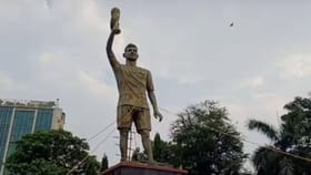 'এরকমভাবে তো আর রাখা যাবে না?' এবার কি ভেঙে ফেলা হবে মেসির মূর্তি?