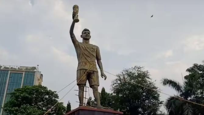'এরকমভাবে তো আর রাখা যাবে না?' এবার কি ভেঙে ফেলা হবে মেসির মূর্তি?