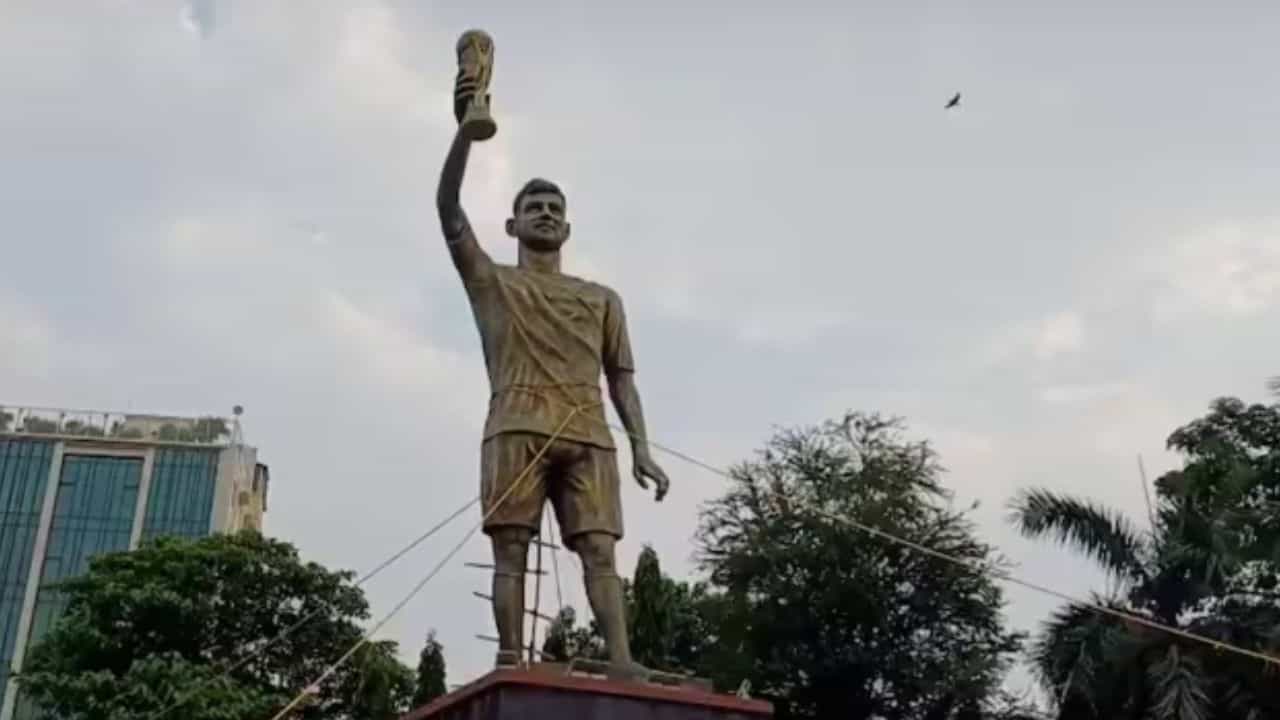 Lake Town Messi Statue: 'এরকমভাবে তো আর রাখা যাবে না?' কোমরের নীচ থেকে দড়ি দিয়ে বাঁধা! এবার কি ভেঙে ফেলা হবে লেকটাউনের মেসির মূর্তি? Lake Town Messi Statue: 'এরকমভাবে তো আর রাখা যাবে না?' কোমরের নীচ থেকে দড়ি দিয়ে বাঁধা! এবার কি ভেঙে ফেলা হবে লেকটাউনের মেসির মূর্তি?