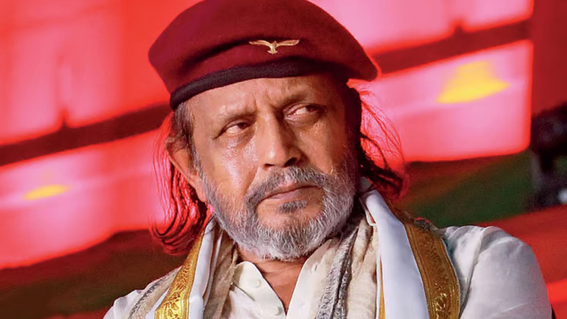মঞ্চে ছিলেন মহাগুরু মিঠুন চক্রবর্তী। এদিন মিঠুনকে দেখা গেল সেই পুরনো মেজাজেই। 