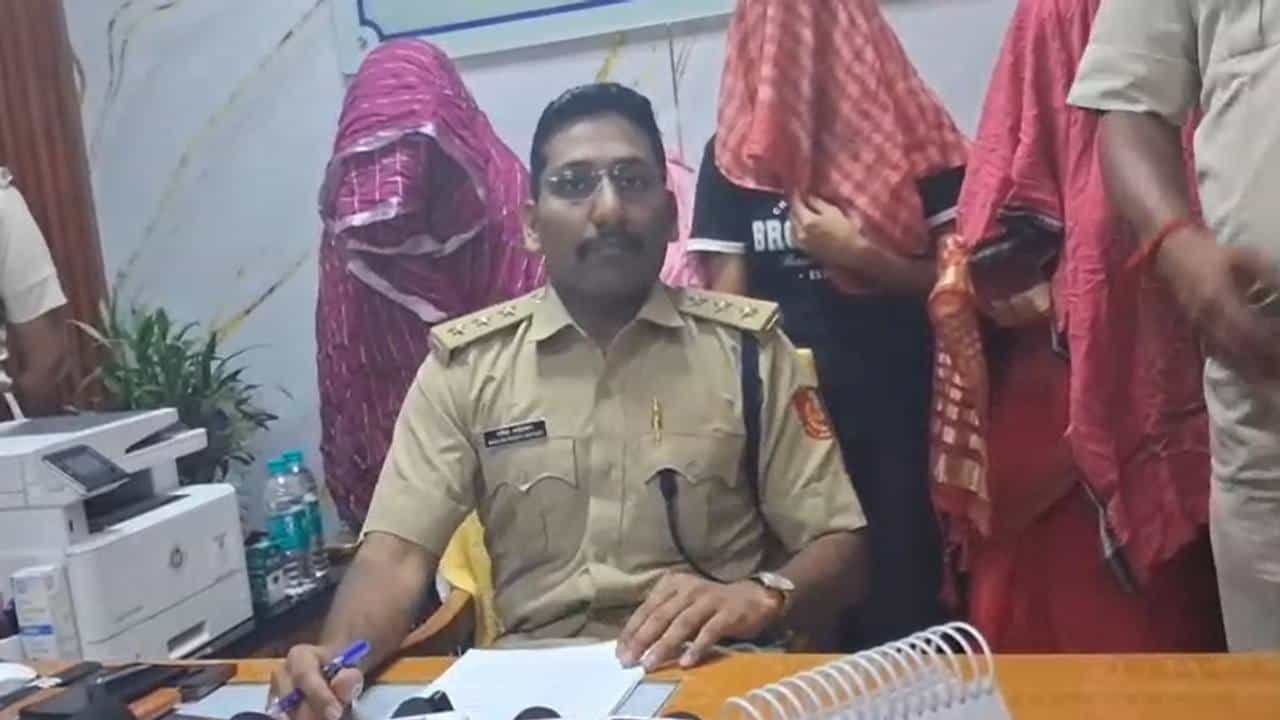 Murshidabad: নবাবের শহরে জাঁকিয়ে বসেছিল মধুচক্রের আসর, রাতে পুলিশ হানা দিতেই উদ্ধার ৪ মহিলা