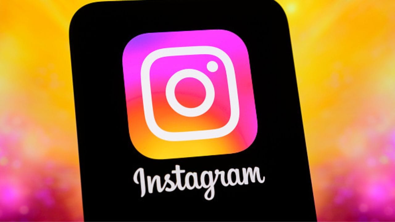 ইনস্টাগ্রাম (Instagram) তাদের ব্যবহারকারীদের জন্য আরও একটি দারুন ফিচার নিয়ে এসেছে। ডাইরেক্ট মেসেজে উধাও হয়ে যাওয়া ছবি শেয়ারিংয়ের এই নতুন ট্রায়াল প্ল্যাটফর্মটিকে স্ন্যাপচ্যাটের মতো আরও একটি আকর্ষণীয় অ্যাপ বানিয়ে তুলবে। এই ফিচারের নাম 'ইনস্ট্যান্ট'। (Credit - Getty Images) 