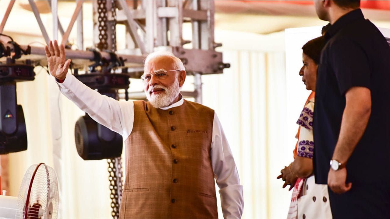 নেদারল্যান্ডসে দাঁড়িয়ে বিশ্বজুড়ে চলা কারণে মহামারী, যুদ্ধ ও জ্বালানি সংকটের কথা উল্লেখ করে প্রধানমন্ত্রী নরেন্দ্র মোদী সতর্কবার্তা দিলেন। দ্রুত সমাধান না হলে বিশ্ব একটি 'বিপর্যয়ের দশকে' প্রবেশ করতে পারে।  (Credit - Getty Images)