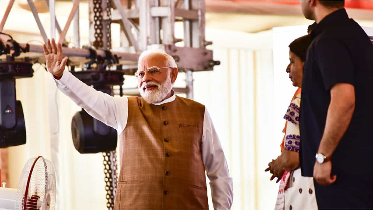 নেদারল্যান্ডসে দাঁড়িয়ে বিশ্বজুড়ে চলা কারণে মহামারী, যুদ্ধ ও জ্বালানি সংকটের কথা উল্লেখ করে প্রধানমন্ত্রী নরেন্দ্র মোদী সতর্কবার্তা দিলেন। দ্রুত সমাধান না হলে বিশ্ব একটি 'বিপর্যয়ের দশকে' প্রবেশ করতে পারে। (Credit - Getty Images)