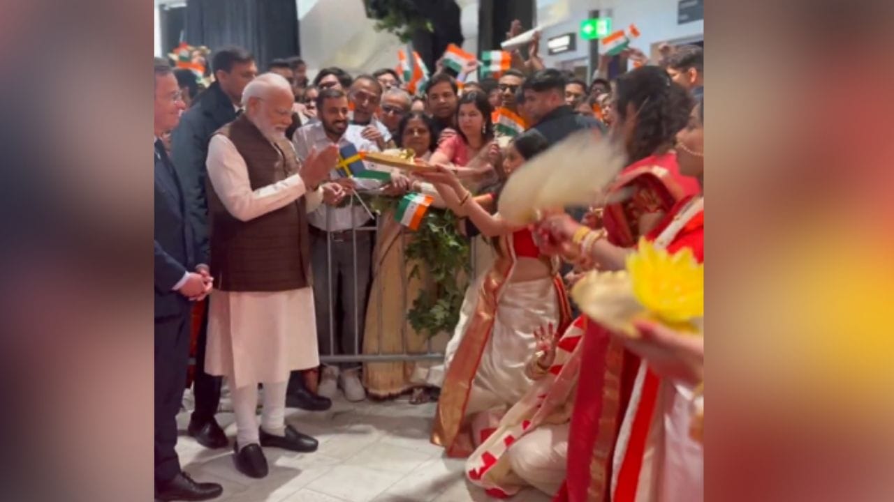 PM Narendra Modi: সুইডেনে অভিনব অভ্যর্থনায় অভিভূত, বাঙালি সংস্কৃতির জয়গান মোদীর PM Narendra Modi: সুইডেনে অভিনব অভ্যর্থনায় অভিভূত, বাঙালি সংস্কৃতির জয়গান মোদীর