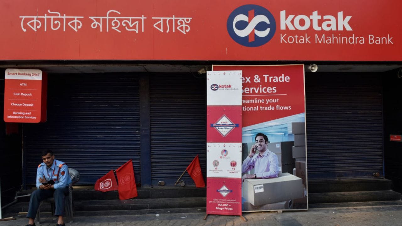 এই পদক্ষেপের মাধ্যমে কোটাক ব্যাঙ্ক তাদের ব্যবসার পরিধি বাড়াতে চাইছে। তাদের নিজস্ব মিউচুয়াল ফান্ড ও সহযোগী সংস্থাগুলোর মাধ্যমে এই বড় অঙ্কের শেয়ার নেওয়ার প্রক্রিয়াটি সফলভাবে সম্পন্ন করা হবে। (Pic Credit - Getty Images)
