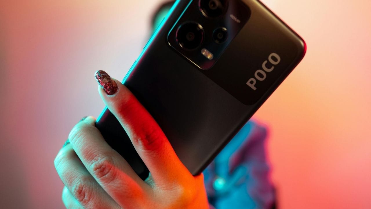 POCO M7 Pro 5G মোবাইলে আপনি পেয়ে যাবেন ফুল এইচডি প্লাস ডিসপ্লে। মোবাইলের স্ক্রিনও পেয়ে যাবেন ৬.৬৭ ইঞ্চির। সবচেয়ে উল্লেখযোগ্য হল, এর পিছনের ক্যামেরাটি ৫০ মেগাপিক্সেলের। দুর্দান্ত ডিসপ্লে এবং ক্যামেরা পেয়ে যাবেন এই মোবাইলে। Photo Courtesy : Pexel