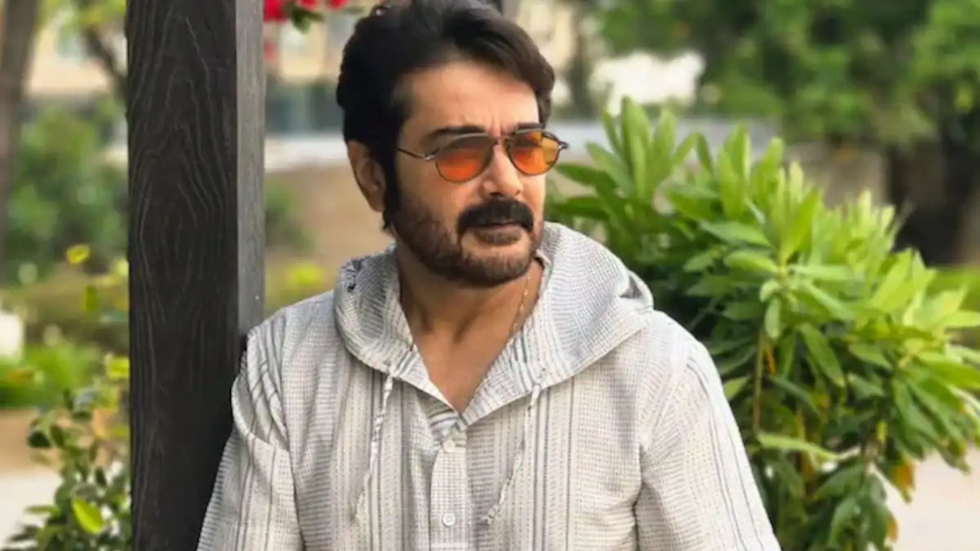  প্রথম থেকেই জল্পনা ছিল টলিউড সুপারস্টার প্রসেনজিৎ চট্টোপাধ্য়ায়কে দেখা যাবে কিনা, এই শপথগ্রহণ অনুষ্ঠানে। তবে সব জল্পনা মিটল একটা ক্লিকেই। সাদা শার্ট-ডেনিম ট্রাউজারে এদিন ব্রিগেডে হাজির হয়েছিলেন টলিউডের বুম্বাদা। 