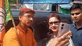 জয় ঘোষণার আগেই BJP কর্মীদের সঙ্গে হাসিমুখে সেলফি রচনার