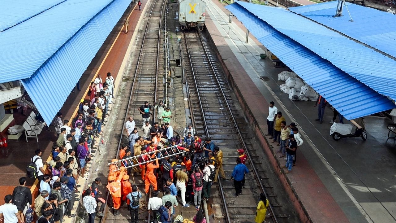 Railway Staff Salary Hike: রেলের সাফাইকর্মী থেকে নিরাপত্তারক্ষীদের বেতন বাড়ল বিরাট! দেখুন নতুন স্যালারি কাঠামো কেমন হল? Railway Staff Salary Hike: রেলের সাফাইকর্মী থেকে নিরাপত্তারক্ষীদের বেতন বাড়ল বিরাট! দেখুন নতুন স্যালারি কাঠামো কেমন হল?