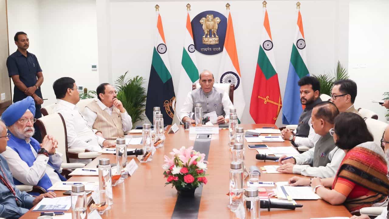 Rajnath Singh: দেশে আর কত জ্বালানি, গ্যাস মজুত রয়েছে? জানিয়ে দিল কেন্দ্র