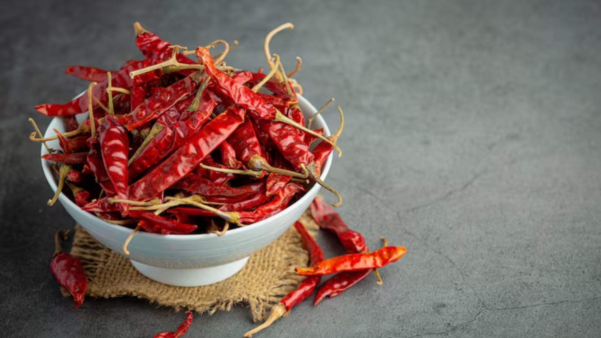  যাঁরা নিয়মিত অতিরিক্ত লাল লঙ্কা খান, তাঁদের অনেকেরই মুখে ছাল ওঠা বা ঘা (Ulcer) এবং গলায় জ্বালাভাব দেখা যায়। ২১ দিন এটি এড়িয়ে চললে মুখের ভেতরের অস্বস্তি দূর হয়।
