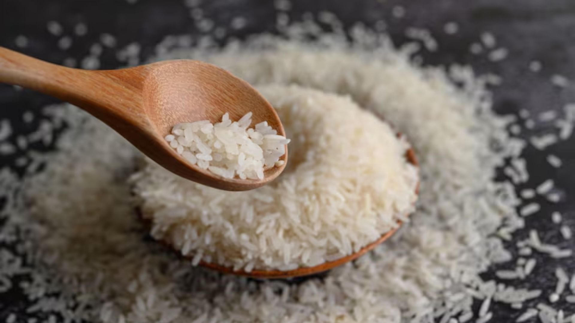 হার্টকে আরও সুরক্ষিত রাখতে সাধারণ আটার বদলে জোয়ার, বাজরা বা ওটসের মিশ্রণে তৈরি মাল্টিগ্রেন আটার রুটি বেশি উপকারী। এটি রক্তচাপ নিয়ন্ত্রণে রাখতে সাহায্য করে।