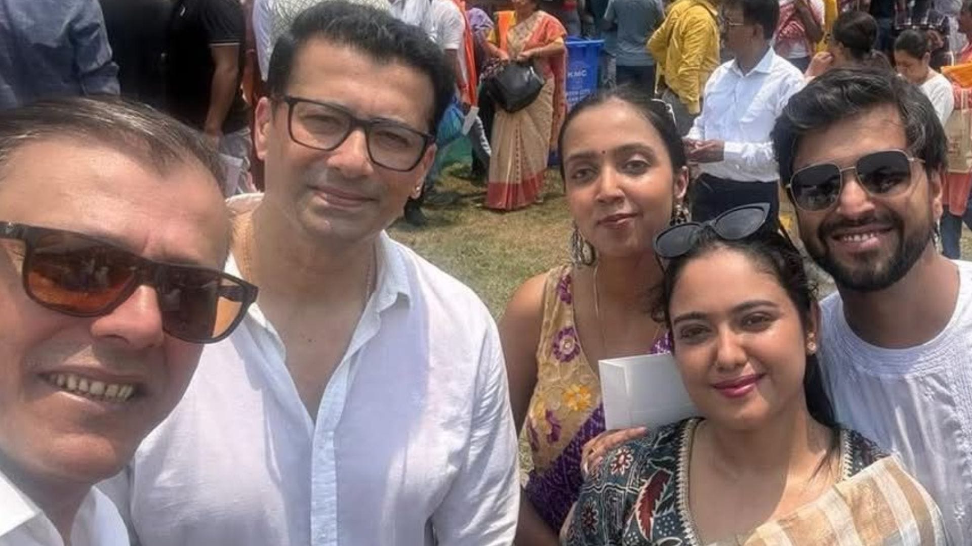 প্রসেনজিৎ, জিৎ, যিশু, অজয় চক্রবর্তী ও মমতাশঙ্কর ছাড়াও এসেছিলেন টলিপাড়ার পরিচিত মুখ ঋষি কৌশিক। দেখা মিলেছে টেলিপাড়ার অনেক শিল্পীদের।