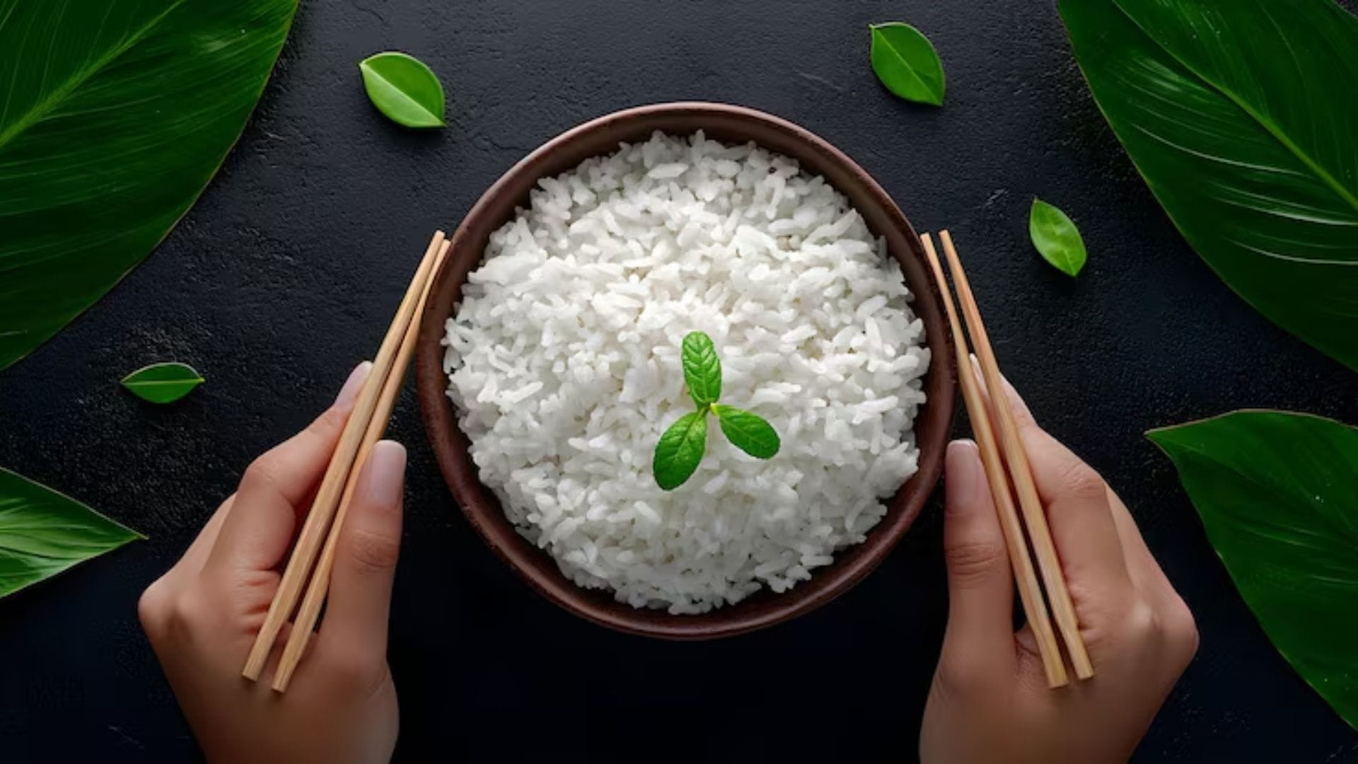 আসল কথা হলো পরিমাণ। আপনি ভাত বা রুটি যা-ই খান না কেন, প্লেটের অর্ধেকটা সবজি দিয়ে ভরিয়ে রাখুন। অতিরিক্ত তেল-মশলা ছাড়া রান্না করা খাবারই হার্টের আসল বন্ধু।