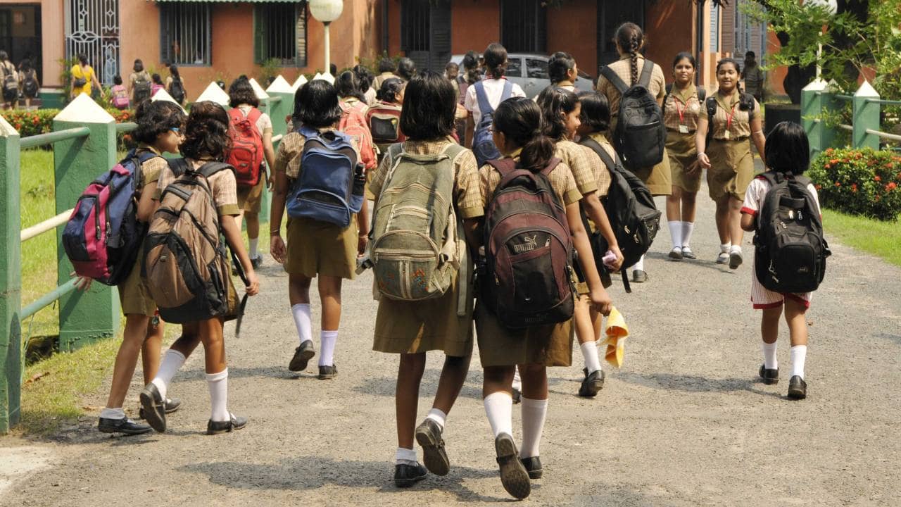 Bengal Education Reform: হোমওয়ার্কে কাটছাঁট, পড়ুয়াদের ব্যাগের ওজন কমাতেও এবার জারি নির্দেশিকা