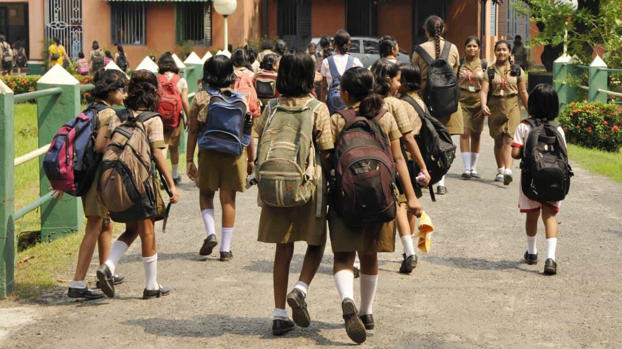 Bengal Education Reform: হোমওয়ার্কে কাটছাঁট, পড়ুয়াদের ব্যাগের ওজন কমাতেও এবার জারি নির্দেশিকা Bengal Education Reform: হোমওয়ার্কে কাটছাঁট, পড়ুয়াদের ব্যাগের ওজন কমাতেও এবার জারি নির্দেশিকা