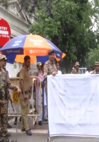 ভবানীপুরে স্ট্রংরুমের বাইরে পুলিশের সঙ্গে বচসায় TMC কর্মীরা