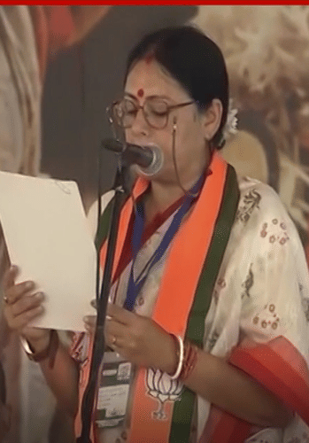 লাল পাড় সাদা শাড়িতে শপথ নিলেন অগ্নিমিত্রা
