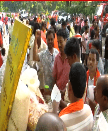 ঝালমুড়ি খেয়ে 'সেলিব্রেশন' বিজেপি কর্মীদের