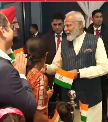 নেদারল্যান্ডসে মোদী, নাচে-গানে তাঁকে স্বাগত প্রবাসীদের