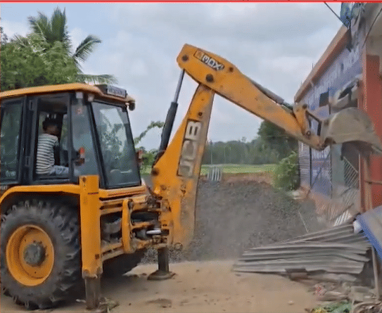 তিলজলার পর এবার বুলডোজার চলল হাসনাবাদে