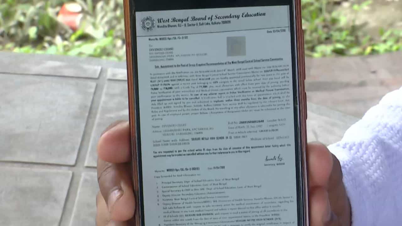 SSC Tainted Group D Salary Return: 'জেলের ভাত খাওয়ান, তাও ভাল...',  কেঁদেই ফেললেন এক অযোগ্য চাকরিহারা