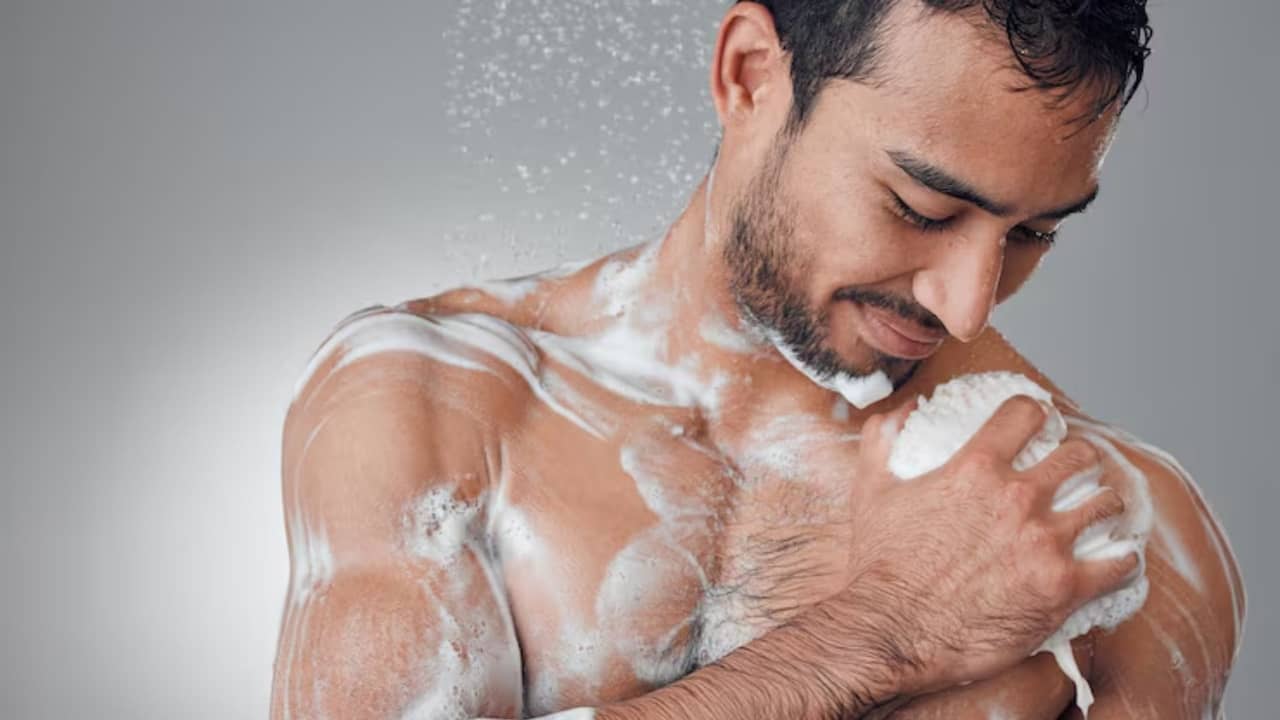 Skin Care Tips: সাবান নাকি বডি সোপ, ত্বকের ময়লা পরিষ্কার করতে কোনটা ভালো?