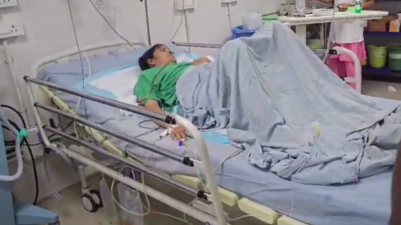 Suri hospital: সুপার স্পেশালিটি হাসপাতালে গর্ভপাতের অপারেশনের সময় মহিলার খাদ্যনালী কেটে দিলেন ডাক্তার! Suri hospital: সুপার স্পেশালিটি হাসপাতালে গর্ভপাতের অপারেশনের সময় মহিলার খাদ্যনালী কেটে দিলেন ডাক্তার!