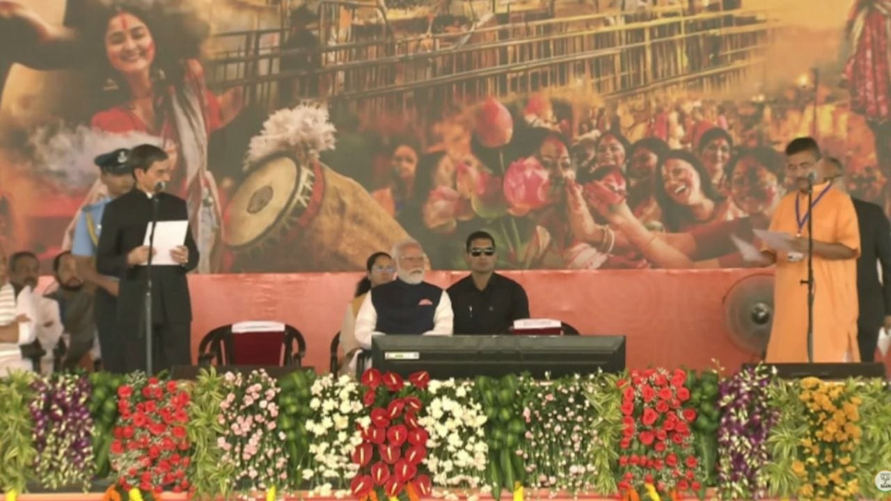 মুখ্যমন্ত্রী হিসাবে শুভেন্দু অধিকারীকে শপথ নেওয়ান মুখ্যসচিব। রাজ্যপাল আরএন রবি শুভেন্দুকে মুখ্যমন্ত্রী হিসাবে নিযুক্ত করলেন।
