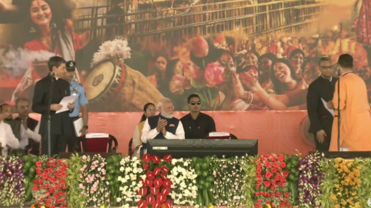 বাংলার নবম মুখ্যমন্ত্রী হলেন শুভেন্দু অধিকারী। বন্দে মাতরমের ১৫০ বছরে বঙ্গে বিজেপি সরকার।
