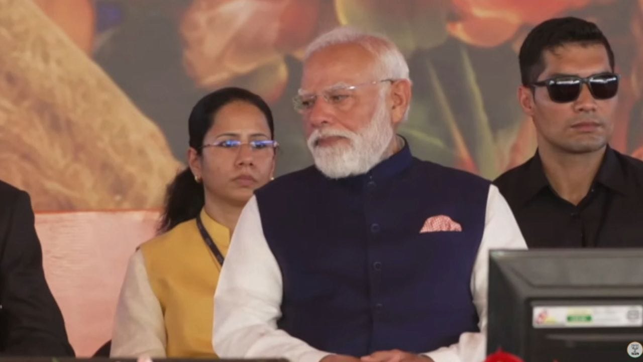 শপথবাক্য পাঠ করার পর চলে সই সাবুদ পর্ব। ব্রিগেড গ্রাউন্ডে মুখরিত করতালিতে। 