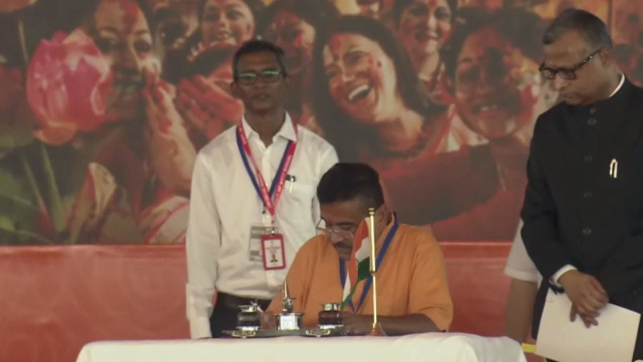 শুভেন্দু শপথবাক্য পাঠ করে বলেন, "আমি শুভেন্দু অধিকারী, ইশ্বরের নামে শপথ করছি বিধি দ্বারা স্থাপিত ভারতের সংবিধানের প্রতি আমি অকৃত্রিম নিষ্ঠা ও আনুগত্য পোষণ করিব।"
