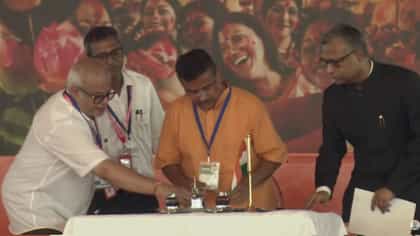গেরুয়া বসনে শুভেন্দুর শপথ মুহূর্তের অনন্য ছবি, দেখুন...