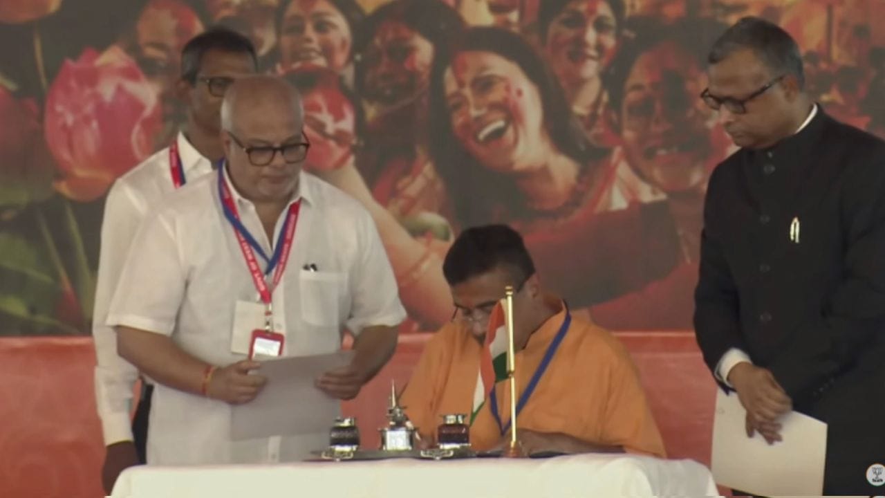 যে কোনও বিষয়, যা তাঁর বিবেচনার, তাতে তিনি মুখ্যমন্ত্রী হিসাবে যথাযথ ভূমিকা পালন করবেন বলেও শপথ নেন শুভেন্দু।  
