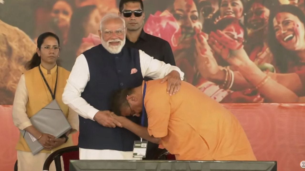 শপথবাক্য পাঠের পর প্রধানমন্ত্রীকে কর জোড়ে প্রণাম করেন শুভেন্দু। 

