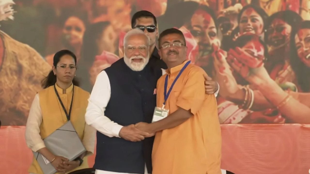 মোদী জড়িয়ে ধরেন শুভেন্দু। আবেগে ভাসে গোটা ব্রিগেড গ্রাউন্ড। 