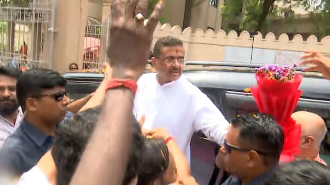 LIVE: বেলুড় মঠে শুভেন্দু, মুখ্যমন্ত্রীকে একবার দেখার জন্য উচ্ছ্বাস