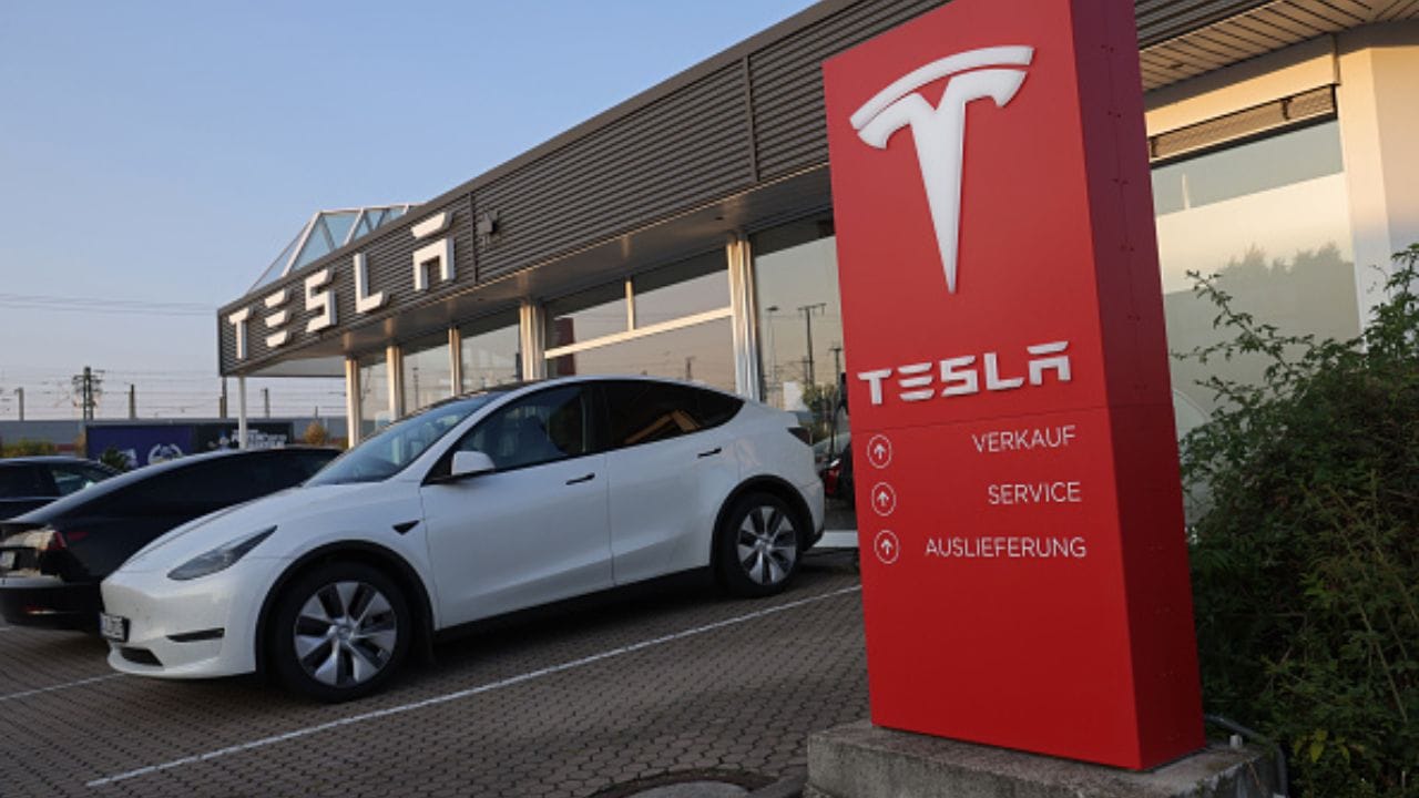 কোম্পানির দেওয়া তথ্য অনুযায়ী, টেসলার তৈরী Model Y মডেলটি ২০২৬ সালের মার্চ মাস পর্যন্ত গোটা বিশ্বের বাজারে সবচেয়ে বেশি বিক্রি হওয়া বৈদ্যুতিক গাড়ির খেতাব ধরে রেখেছে। তার নতুন লঞ্চ হওয়া এই মডেলটি হল সেই জনপ্রিয় গাড়িরই একটি আধুনিক সংস্করণ। এই নতুন ভেরিয়েন্টটিতে গাড়ির সামগ্রিক পারফরম্যান্স বহুগুন বাড়াতে এবং গাড়ির ভেতরের কেবিনের সাজসজ্জাকে আরও বেশি অভিজাত ও আকর্ষণীয় করে তুলতে বেশ কিছু বড় হার্ডওয়ার ও ডিজাইনে বদল আনা হয়েছে। (Credit - Getty Images)
