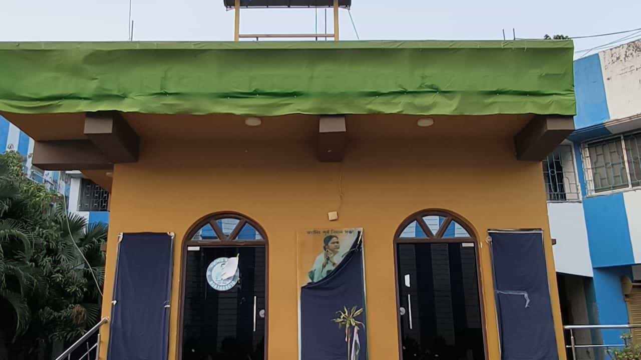 Allegations of Illegal TMC Party Offices: সরকারি সম্পত্তি দখল করে একের পর এক পার্টি অফিস? চাপ বাড়ছে শওকতের Allegations of Illegal TMC Party Offices: সরকারি সম্পত্তি দখল করে একের পর এক পার্টি অফিস? চাপ বাড়ছে শওকতের