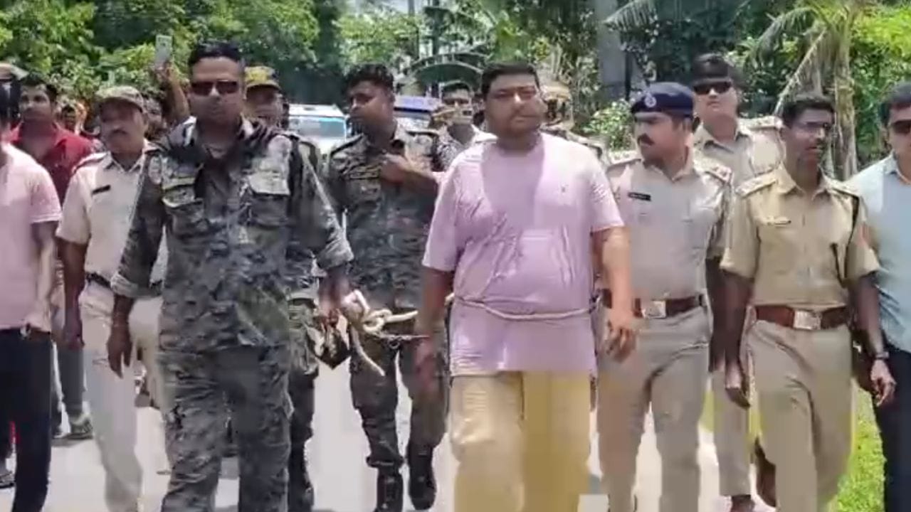 Alipurduar: ১০ কোটি টাকা দুর্নীতির অভিযোগ, তৃণমূল নেতাকে কোমরে দড়ি পরিয়ে নিয়ে গেল পুলিশ