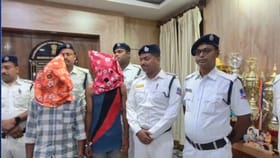 তারকেশ্বর পুরসভার ২ নং ওয়ার্ডে তৃণমূল-বিজেপির সংঘর্ষে আহত পুলিশ