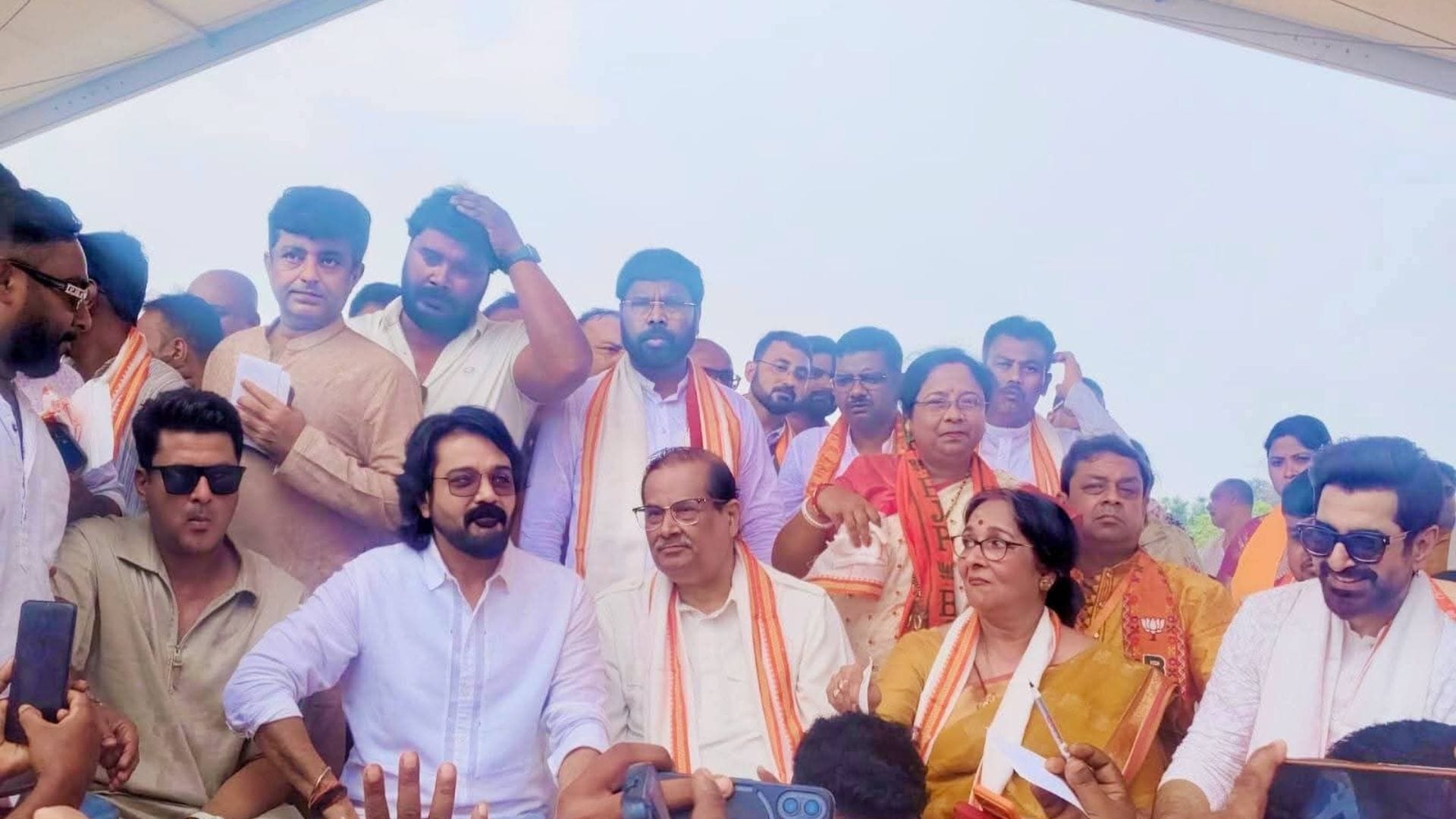 অনুষ্ঠানের ফাঁকে একফ্রেমে ধরা দিলেন প্রসেনজিৎ, জিৎ, যিশু, অজয় চক্রবর্তী ও মমতাশঙ্কর