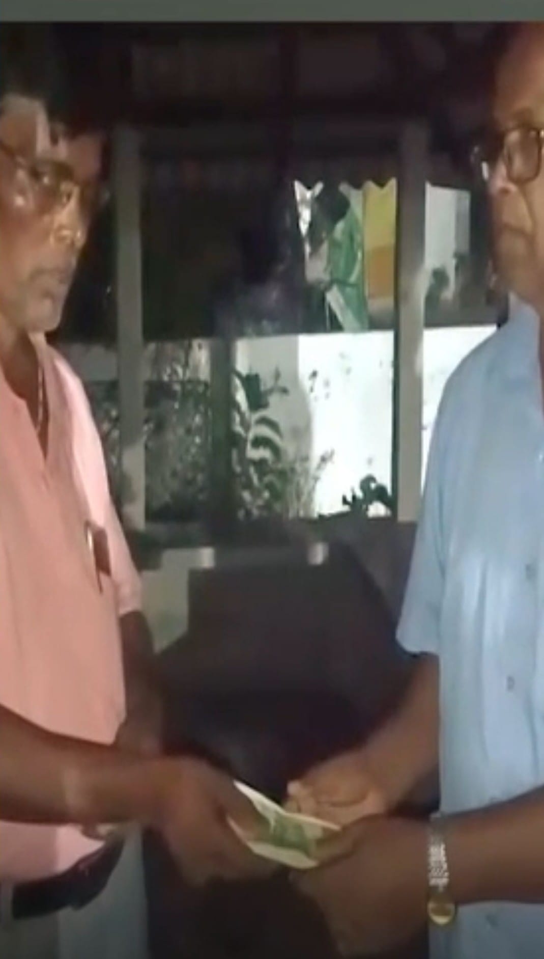 পালাবদল হতেই গোসাবায় তোলাবাজির টাকা ফেরত TMC নেতার