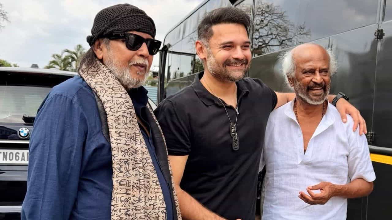 এক ফ্রেমে দুই কিংবদন্তি! মিঠুন পৌঁছে গেলেন রজনীকান্তের কাছে, তারপর... এক ফ্রেমে দুই কিংবদন্তি! মিঠুন পৌঁছে গেলেন রজনীকান্তের কাছে, তারপর...