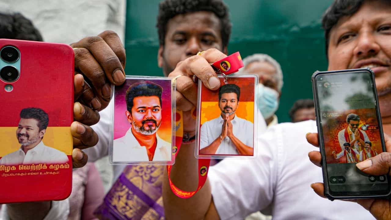 Vijay next Chief Minister Tamil Nadu: ভোটের ফলপ্রকাশের পরও 'জিতলেন' বিজয়! জোগাড় হল ১১৮ বিধায়কের সমর্থন Vijay next Chief Minister Tamil Nadu: ভোটের ফলপ্রকাশের পরও 'জিতলেন' বিজয়! জোগাড় হল ১১৮ বিধায়কের সমর্থন